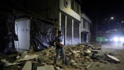 Una persona camina junto a los escombros de unas viviendas dañadas tras un terremoto de magnitud 7,4, en Pereira (Colombia), el 10 de agosto de 2026.