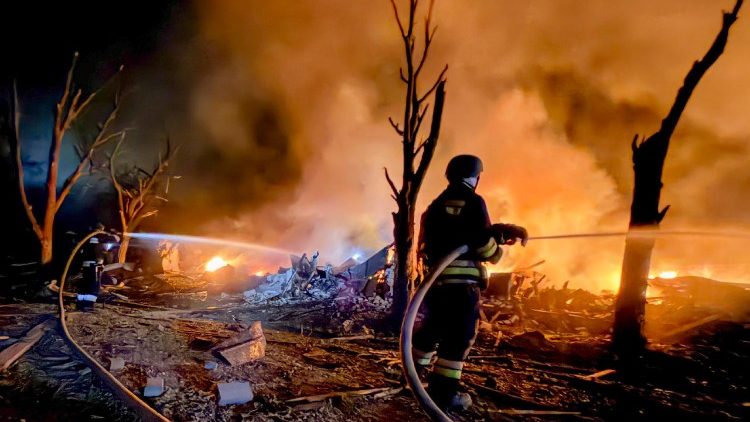 Equipes de resgate ucranianas trabalham no local de um ataque russo a uma &aacute;rea residencial em Zaporizhzhia, Ucr&acirc;nia, em 11 de agosto de 2026, em meio &agrave; invas&atilde;o russa em curso. Pelo menos seis pessoas morreram e outras 19 ficaram feridas durante o ataque combinado russo com bombas guiadas e m&iacute;sseis contra uma &aacute;rea residencial em Zaporizhzhia, de acordo com a Administra&ccedil;&atilde;o Militar Regional de Zaporizhzhia. EPA/DARYNA NAUMOVA