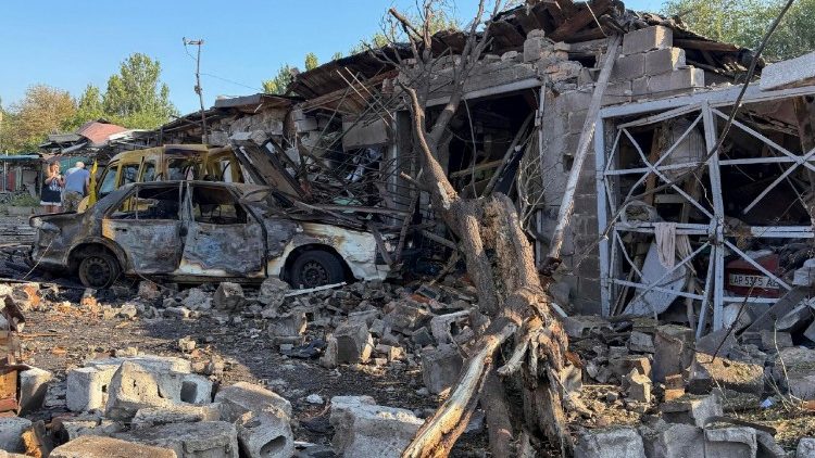Local de um ataque russo a uma &aacute;rea residencial em Zaporizhzhia, Ucr&acirc;nia, 11 de agosto de 2026, em meio &agrave; invas&atilde;o russa em curso. Pelo menos seis pessoas morreram e outras 19 ficaram feridas durante o ataque combinado russo com bombas guiadas e m&iacute;sseis contra uma &aacute;rea residencial em Zaporizhzhia, de acordo com a Administra&ccedil;&atilde;o Militar Regional de Zaporizhzhia. EPA/DARYNA NAUMOVA