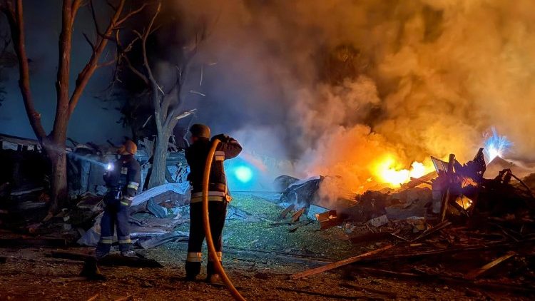 Equipes de resgate ucranianas trabalham no local de um ataque russo a uma &aacute;rea residencial em Zaporizhzhia, Ucr&acirc;nia, em 11 de agosto de 2026, em meio &agrave; invas&atilde;o russa em curso. Pelo menos seis pessoas morreram e outras 19 ficaram feridas durante o ataque combinado russo com bombas guiadas e m&iacute;sseis contra uma &aacute;rea residencial em Zaporizhzhia, de acordo com a Administra&ccedil;&atilde;o Militar Regional de Zaporizhzhia. EPA/DARYNA NAUMOVA