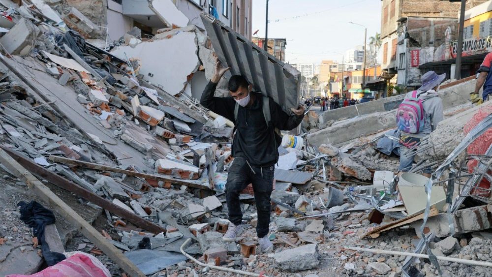 Pessoas vasculham os escombros de um prédio danificado após um terremoto de magnitude 7,4 em Pereira, Colômbia, em 11 de agosto de 2026. De acordo com a Colômbia.