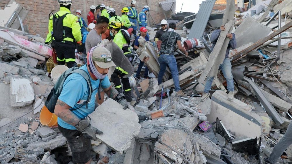 Pessoas vasculham os escombros de um prédio danificado após um terremoto de magnitude 7,4 em Pereira, Colômbia, em 11 de agosto de 2026. De acordo com a Colômbia.