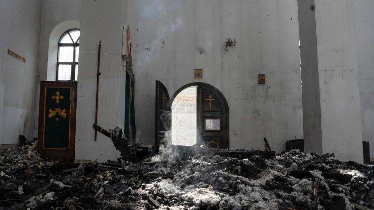 Uma foto divulgada pelo servi&ccedil;o de imprensa da 93&ordf; Brigada Mecanizada Independente das For&ccedil;as Armadas da Ucr&acirc;nia mostra o interior incendiado da Catedral Alexander Nevsky, danificada por bombardeios russos, nos arredores de Kramatorsk, na regi&atilde;o de Donetsk, Ucr&acirc;nia, em 11 de agosto de 2026, em meio &agrave; invas&atilde;o russa em curso. As tropas russas entraram em territ&oacute;rio ucraniano em 24 de fevereiro de 2022, dando in&iacute;cio a um conflito que provocou destrui&ccedil;&atilde;o e uma crise humanit&aacute;ria. EPA/Servi&ccedil;o de imprensa da 93&ordf; Brigada Mecanizada Independente