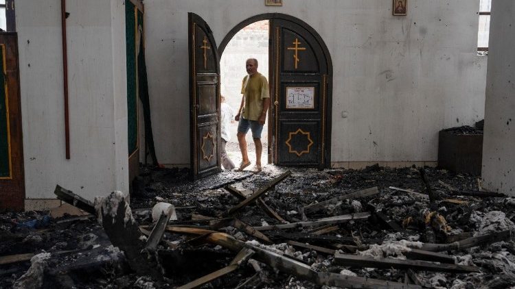 Uma fotografia disponibilizada pelo servi&ccedil;o de imprensa da 93.&ordf; Brigada Mecanizada Separada das For&ccedil;as Armadas Ucranianas mostra o interior queimado da Catedral Alexander Nevsky, danificada por bombardeamentos russos, nos arredores de Kramatorsk, na regi&atilde;o de Donetsk, Ucr&acirc;nia, em 11 de agosto de 2026, no meio da invas&atilde;o russa em curso. As tropas russas entraram em territ&oacute;rio ucraniano em 24 de fevereiro de 2022, iniciando um conflito que provocou destrui&ccedil;&atilde;o e uma crise humanit&aacute;ria. EPA/Servi&ccedil;o de imprensa da 93&ordf; Brigada Mecanizada Separada 