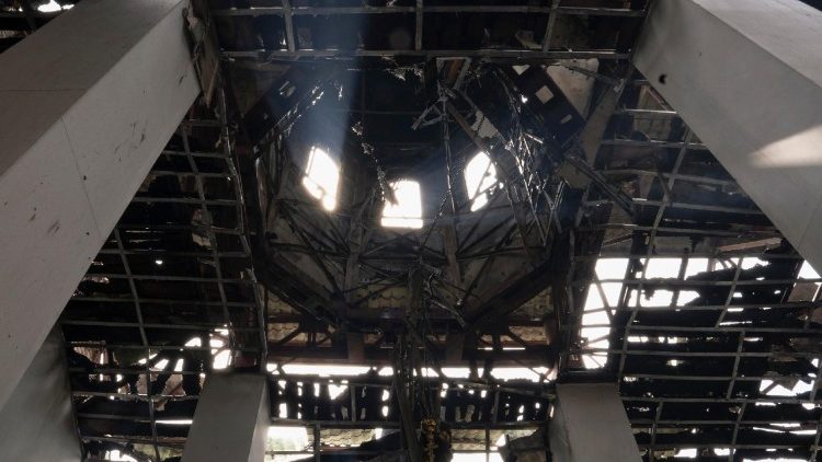 Uma foto divulgada pelo servi&ccedil;o de imprensa da 93&ordf; Brigada Mecanizada Independente das For&ccedil;as Armadas da Ucr&acirc;nia mostra o interior incendiado da Catedral Alexander Nevsky, danificada por bombardeios russos, nos arredores de Kramatorsk, na regi&atilde;o de Donetsk, Ucr&acirc;nia, em 11 de agosto de 2026, em meio &agrave; invas&atilde;o russa em curso. As tropas russas entraram em territ&oacute;rio ucraniano em 24 de fevereiro de 2022, dando in&iacute;cio a um conflito que provocou destrui&ccedil;&atilde;o e uma crise humanit&aacute;ria. EPA/Servi&ccedil;o de imprensa da 93&ordf; Brigada Mecanizada Independente