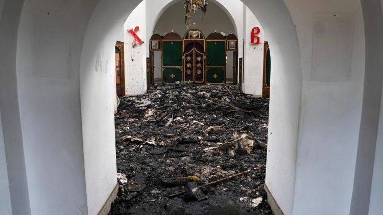 Uma fotografia disponibilizada pelo servi&ccedil;o de imprensa da 93.&ordf; Brigada Mecanizada Separada das For&ccedil;as Armadas Ucranianas mostra o interior queimado da Catedral Alexander Nevsky, danificada por bombardeamentos russos, nos arredores de Kramatorsk, na regi&atilde;o de Donetsk, Ucr&acirc;nia, em 11 de agosto de 2026, no meio da invas&atilde;o russa em curso. As tropas russas entraram em territ&oacute;rio ucraniano em 24 de fevereiro de 2022, iniciando um conflito que provocou destrui&ccedil;&atilde;o e uma crise humanit&aacute;ria. EPA/Servi&ccedil;o de imprensa da 93&ordf; Brigada Mecanizada Separada 