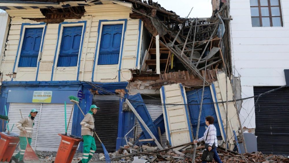 Pessoas caminham ao lado de um prédio destruído após um terremoto de magnitude 7,4 em Pereira, Colômbia, em 11 de agosto de 2026. Pelo menos 181 pessoas morreram e mais de 1.300 ficaram feridas após o terremoto de magnitude 7,4 que atingiu o oeste da Colômbia em 10 de agosto, segundo a Associação das Capitais da Colômbia (Asocapitales). EPA/CARLOS ORTEGA