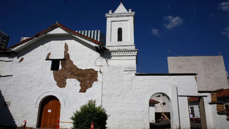Vista da Igreja de La Merced danificada em Cali, Col&ocirc;mbia, 11 de agosto de 2026. A Col&ocirc;mbia est&aacute; concentrando seus esfor&ccedil;os na busca por sobreviventes, no aux&iacute;lio aos afetados e na avalia&ccedil;&atilde;o dos danos ap&oacute;s o terremoto de magnitude 7,4 que atingiu diversas regi&otilde;es do pa&iacute;s em 10 de agosto, deixando centenas de mortos e milhares de casas danificadas. EPA/ERNESTO GUZMAN JR