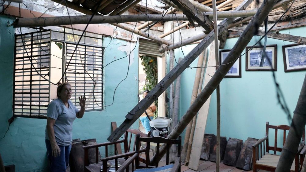 Uma mulher inspeciona os danos em sua casa no bairro de Corocito, em Pereira, Colômbia, em 11 de agosto de 2026.  EPA/CARLOS ORTEGA