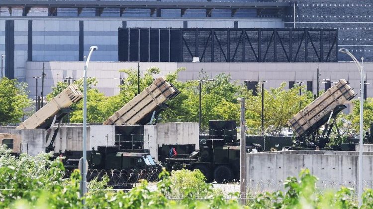 Missili intercettori guidati terra-aria Patriot Advanced Capability-3 schierati presso la base dell'esercito statunitense Camp Humphreys a Pyeongtaek, a sud di Seul, Corea del Sud, il 12 agosto 2026