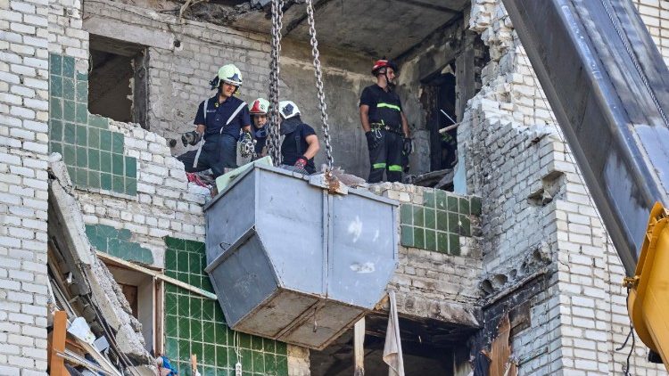 Equipes de resgate ucranianas continuam a remover os destro&ccedil;os no local do ataque russo a um pr&eacute;dio residencial no centro de Kharkiv, Ucr&acirc;nia, em 12 de agosto de 2026, em meio &agrave; invas&atilde;o russa. Uma pessoa morreu e 36 ficaram feridas, incluindo uma crian&ccedil;a, no ataque russo de 9 de agosto, segundo o Servi&ccedil;o Estatal de Emerg&ecirc;ncia da Ucr&acirc;nia (SES). EPA/SERGEY KOZLOV