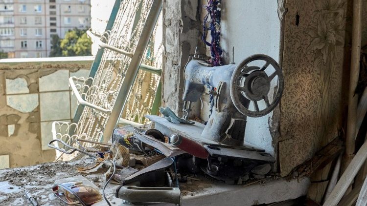 Interior de um apartamento danificado no local de um ataque russo a um pr&eacute;dio residencial de v&aacute;rios andares no centro de Kharkiv, Ucr&acirc;nia, em 12 de agosto de 2026, durante a invas&atilde;o russa. Uma pessoa morreu e 36 ficaram feridas, incluindo uma crian&ccedil;a, no ataque russo de 9 de agosto, segundo o Servi&ccedil;o Estatal de Emerg&ecirc;ncia da Ucr&acirc;nia (SES). EPA/SERGEY KOZLOV