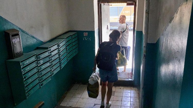 Moradores carregam seus pertences de apartamentos danificados no local de um ataque russo a um pr&eacute;dio residencial no centro de Kharkiv, Ucr&acirc;nia, em 12 de agosto de 2026, em meio &agrave; invas&atilde;o russa. Uma pessoa morreu e 36 ficaram feridas, incluindo uma crian&ccedil;a, no ataque russo de 9 de agosto, segundo o Servi&ccedil;o Estatal de Emerg&ecirc;ncia da Ucr&acirc;nia (SES). EPA/SERGEY KOZLOV