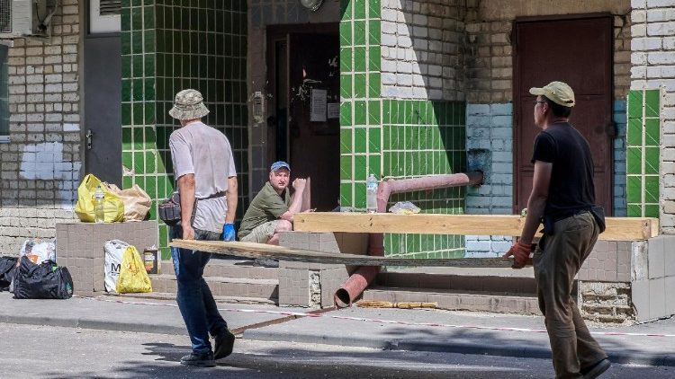 Pessoas trabalham no local de um ataque russo a um edif&iacute;cio residencial no centro de Kharkiv, Ucr&acirc;nia, em 12 de agosto de 2026, em meio &agrave; invas&atilde;o russa. Uma pessoa morreu e 36 ficaram feridas, incluindo uma crian&ccedil;a, no ataque russo de 9 de agosto, segundo o Servi&ccedil;o de Emerg&ecirc;ncia do Estado Ucraniano (SES). EPA/SERGEY KOZLOV