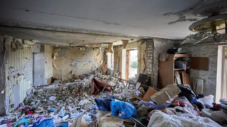 Interior de um apartamento danificado no local de um ataque russo a um pr&eacute;dio residencial de v&aacute;rios andares no centro de Kharkiv, Ucr&acirc;nia, em 12 de agosto de 2026, durante a invas&atilde;o russa. Uma pessoa morreu e 36 ficaram feridas, incluindo uma crian&ccedil;a, no ataque russo de 9 de agosto, segundo o Servi&ccedil;o Estatal de Emerg&ecirc;ncia da Ucr&acirc;nia (SES). EPA/SERGEY KOZLOV