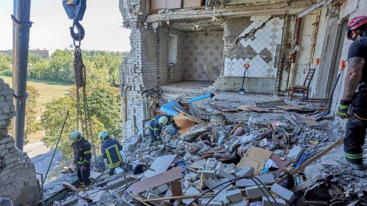 Equipes de resgate ucranianas continuam a remover os destro&ccedil;os no local do ataque russo a um pr&eacute;dio residencial no centro de Kharkiv, Ucr&acirc;nia, em 12 de agosto de 2026, em meio &agrave; invas&atilde;o russa. Uma pessoa morreu e 36 ficaram feridas, incluindo uma crian&ccedil;a, no ataque russo de 9 de agosto, segundo o Servi&ccedil;o Estatal de Emerg&ecirc;ncia da Ucr&acirc;nia (SES). EPA/SERGEY KOZLOV