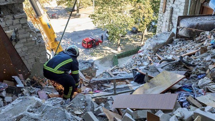 Equipes de resgate ucranianas continuam a remover os destro&ccedil;os no local do ataque russo a um pr&eacute;dio residencial no centro de Kharkiv, Ucr&acirc;nia, em 12 de agosto de 2026, em meio &agrave; invas&atilde;o russa. Uma pessoa morreu e 36 ficaram feridas, incluindo uma crian&ccedil;a, no ataque russo de 9 de agosto, segundo o Servi&ccedil;o Estatal de Emerg&ecirc;ncia da Ucr&acirc;nia (SES). EPA/SERGEY KOZLOV