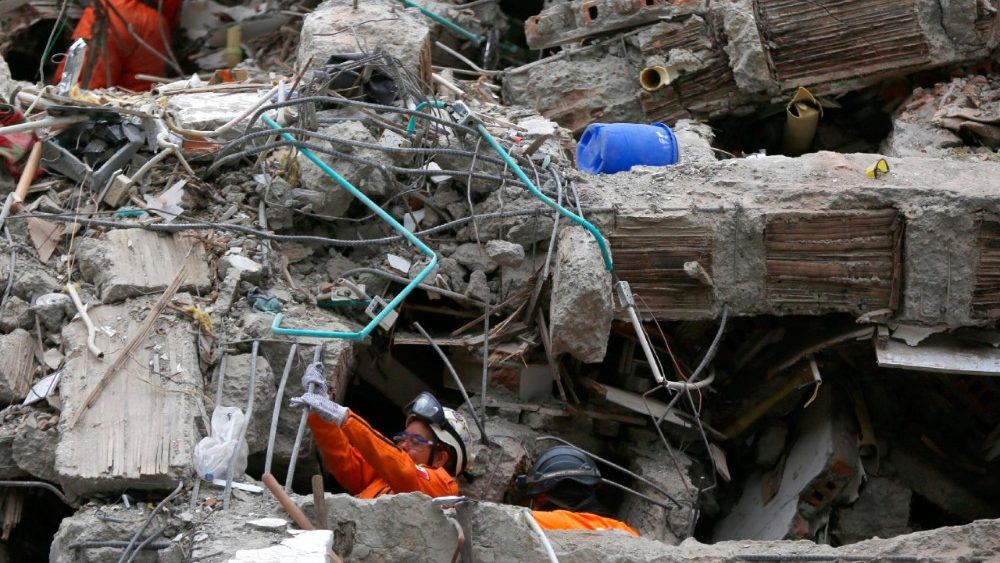 Membros da brigada de resgate mexicana Los Topos participam de uma operação de busca e resgate em meio aos escombros causados ​​pelo terremoto de magnitude 7,4, que deixou mais de duzentas pessoas mortas, em Cali, Colômbia, em 12 de agosto de 2026. Os socorristas mexicanos chegaram à Colômbia vindos da Venezuela, onde permaneceram por 41 dias após os dois fortes terremotos em La Guaira, em 24 de junho, que causaram mais de 6.300 mortes. EPA/Ernesto Guzman