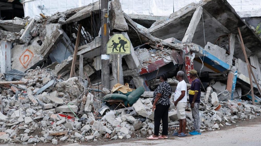 Pessoas observam um prédio destruído por um terremoto em Quibdó, Colômbia, em 12 de agosto de 2026. A Defensora Pública da Colômbia, Iris Marin, afirmou durante uma visita às áreas afetadas em Quibdó, capital do departamento de Chocó, que, embora as operações locais de busca e resgate tenham sido concluídas, a resposta está entrando em uma fase focada no registro preciso dos moradores afetados e na avaliação das necessidades emergenciais após o terremoto de magnitude 7,4 em 10 de agosto. EPA/Mauricio Due
