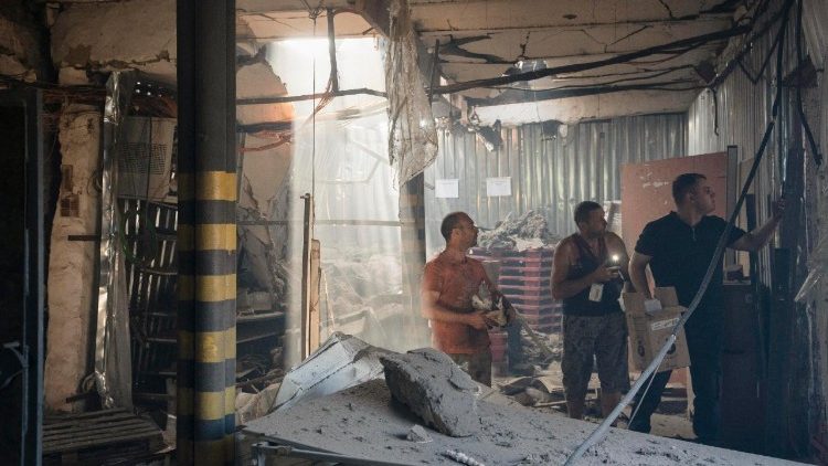 Moradores locais inspecionam o local de um ataque a&eacute;reo russo que atingiu um dep&oacute;sito com quatro bombas guiadas em Kramatorsk, regi&atilde;o de Donetsk, Ucr&acirc;nia, em 13 de agosto de 2026, em meio &agrave; invas&atilde;o russa. EPA/TOMMASO FUMAGALLI