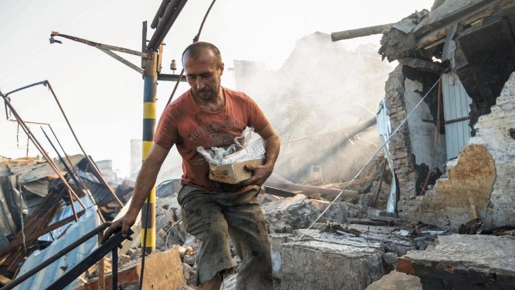 Moradores locais inspecionam o local de um ataque a&eacute;reo russo que atingiu um dep&oacute;sito com quatro bombas guiadas em Kramatorsk, regi&atilde;o de Donetsk, Ucr&acirc;nia, em 13 de agosto de 2026, em meio &agrave; invas&atilde;o russa. EPA/TOMMASO FUMAGALLI