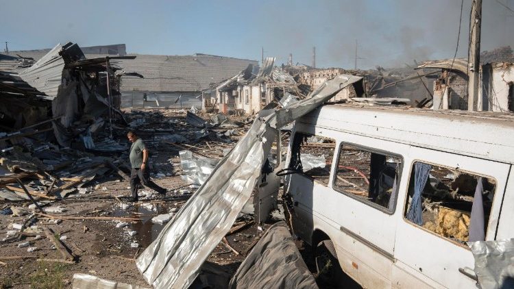 Um residente local inspeciona o local de um ataque a&eacute;reo russo que atingiu uma instala&ccedil;&atilde;o de armazenamento com quatro bombas a&eacute;reas guiadas em Kramatorsk, regi&atilde;o de Donetsk, Ucr&acirc;nia, em 13 de agosto de 2026, em meio &agrave; invas&atilde;o russa. EPA/TOMMASO FUMAGALLI