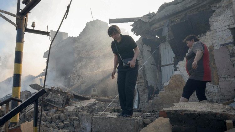 Moradores locais inspecionam o local de um ataque a&eacute;reo russo que atingiu um dep&oacute;sito com quatro bombas guiadas em Kramatorsk, regi&atilde;o de Donetsk, Ucr&acirc;nia, em 13 de agosto de 2026, em meio &agrave; invas&atilde;o russa. EPA/TOMMASO FUMAGALLI