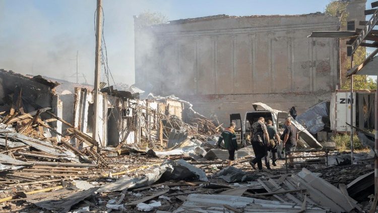 Moradores locais inspecionam o local de um ataque a&eacute;reo russo que atingiu um dep&oacute;sito com quatro bombas guiadas em Kramatorsk, regi&atilde;o de Donetsk, Ucr&acirc;nia, em 13 de agosto de 2026, em meio &agrave; invas&atilde;o russa. EPA/TOMMASO FUMAGALLI
