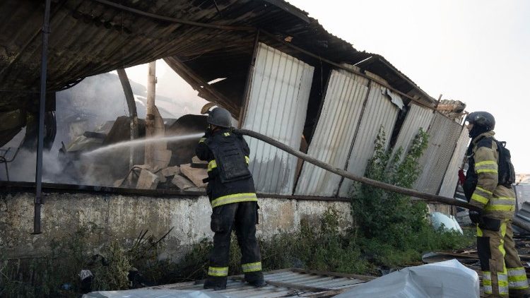 Equipes de resgate ucranianas trabalham no local de um ataque a&eacute;reo russo que atingiu um dep&oacute;sito com quatro bombas guiadas em Kramatorsk, regi&atilde;o de Donetsk, Ucr&acirc;nia, em 13 de agosto de 2026, em meio &agrave; invas&atilde;o russa. EPA/TOMMASO FUMAGALLI