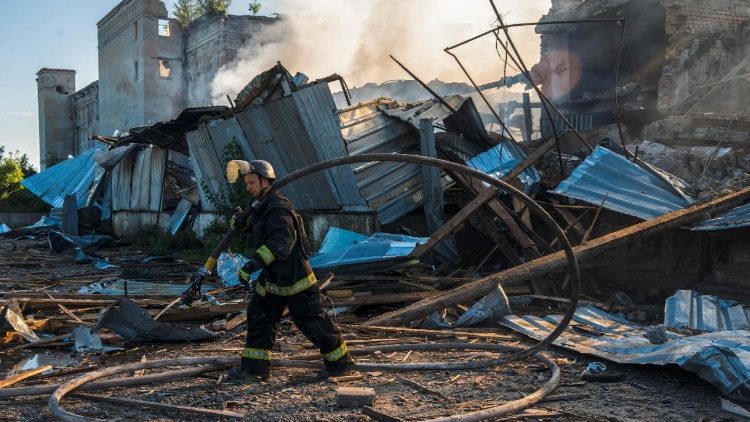 Equipes de resgate ucranianas trabalham no local de um ataque a&eacute;reo russo que atingiu um dep&oacute;sito com quatro bombas guiadas em Kramatorsk, regi&atilde;o de Donetsk, Ucr&acirc;nia, em 13 de agosto de 2026, em meio &agrave; invas&atilde;o russa. EPA/TOMMASO FUMAGALLI