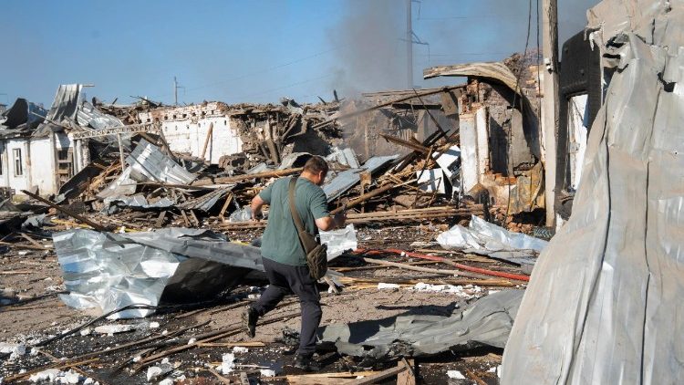 Um residente local inspeciona o local de um ataque a&eacute;reo russo que atingiu uma instala&ccedil;&atilde;o de armazenamento com quatro bombas a&eacute;reas guiadas em Kramatorsk, regi&atilde;o de Donetsk, Ucr&acirc;nia, em 13 de agosto de 2026, em meio &agrave; invas&atilde;o russa. EPA/TOMMASO FUMAGALLI