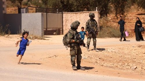 Cisgiordania, assedio a Qusra: palestinesi senza acqua n&eacute; cibo. Evacuati attivisti italiani