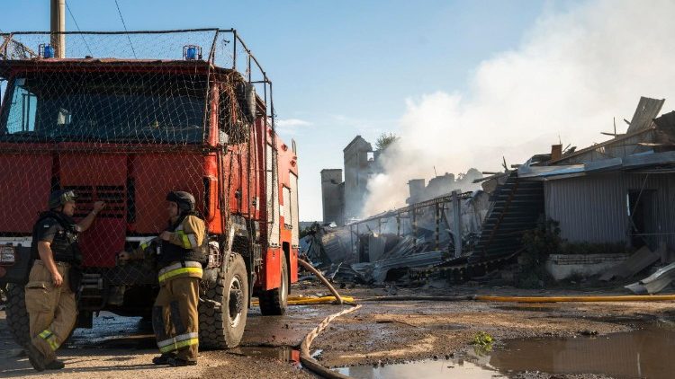 Equipes de resgate ucranianas trabalham no local de um ataque a&eacute;reo russo que atingiu um dep&oacute;sito com quatro bombas guiadas em Kramatorsk, regi&atilde;o de Donetsk, Ucr&acirc;nia, em 13 de agosto de 2026, em meio &agrave; invas&atilde;o russa. EPA/TOMMASO FUMAGALLI