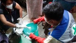 Funcionários do departamento de saúde pública preparam a adição de cloro no reservatório de água de uma residência no bairro de Latha, em Yangon, Mianmar, em 13 de agosto de 2026. EPA/NYEIN CHAN NAING