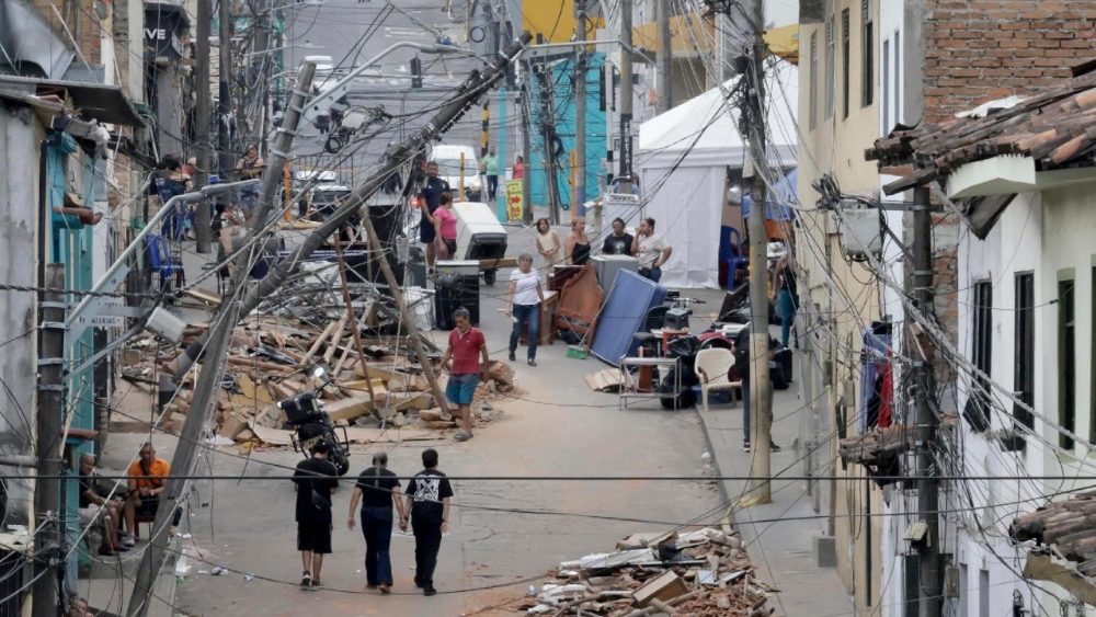 Pessoas caminham ao lado de prédios danificados pelo terremoto em Pereira, Colômbia, em 14 de agosto de 2026. O terremoto de magnitude 7,4 que atingiu a Colômbia em 10 de agosto matou pelo menos 287 pessoas e feriu 3.975, enquanto 378 permanecem desaparecidas, de acordo com uma atualização de 14 de agosto da Unidade Nacional de Gestão de Riscos de Desastres da Colômbia (UNGRD). EPA/CARLOS ORTEGA
