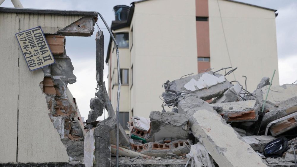 Entulho de prédios danificados pelo terremoto em Pereira, Colômbia, 14 de agosto de 2026. O terremoto de magnitude 7,4 que atingiu a Colômbia em 10 de agosto matou pelo menos 287 pessoas e feriu 3.975, enquanto 378 permanecem desaparecidas, de acordo com uma atualização de 14 de agosto da Unidade Nacional de Gestão de Riscos de Desastres da Colômbia (UNGRD). EPA/CARLOS ORTEGA