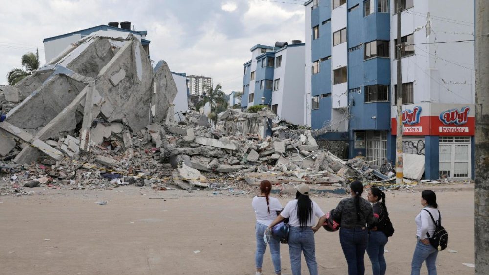 Pessoas observam prédios danificados pelo terremoto em Pereira, Colômbia, em 14 de agosto de 2026. O terremoto de magnitude 7,4 que atingiu a Colômbia em 10 de agosto matou pelo menos 287 pessoas e feriu 3.975, enquanto 378 permanecem desaparecidas, de acordo com uma atualização de 14 de agosto da Unidade Nacional de Gestão de Riscos de Desastres da Colômbia (UNGRD). EPA/CARLOS ORTEGA