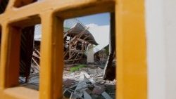 Vista de uma casa danificada após um terremoto de magnitude 7,7 em Mbay, Nagekeo, província de Nusa Tenggara Oriental, Indonésia, em 15 de agosto de 2026. Um terremoto de magnitude 7,7 atingiu a costa da província de Nusa Tenggara Oriental, na Indonésia, deixando dezenas de mortos e provocando um pequeno tsunami. EPA/IGNASIUS KUNDA