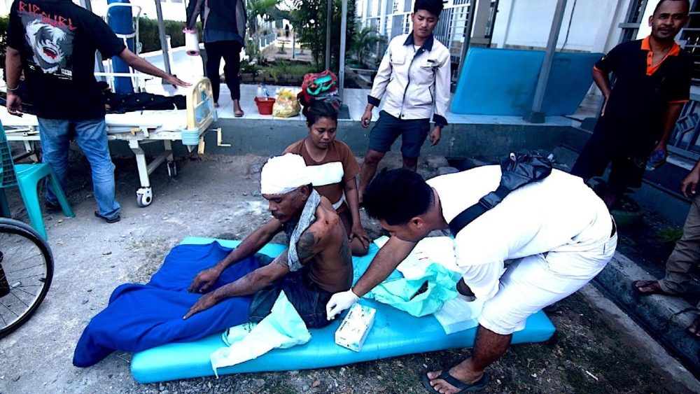Um homem ferido é submetido a tratamento médico fora de um hospital após um terremoto de magnitude 7,7 em Mbay, Nagekeo, província de Nusa Tenggara Oriental, Indonésia, em 15 de agosto de 2026. Um terremoto de magnitude 7,7 atingiu a costa da província indonésia de Nusa Tenggara Oriental, deixando dezenas de mortos e desencadeando um pequeno tsunami. EPA/IGNASIUS KUNDA