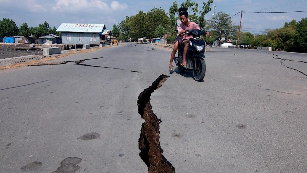 Um motociclista passa por uma rachadura na estrada após um terremoto de magnitude 7,7 em Mbay, Nagekeo, província de Nusa Tenggara Oriental, Indonésia, em 15 de agosto de 2026. Um terremoto de magnitude 7,7 atingiu a costa da província de Nusa Tenggara Oriental, na Indonésia, deixando dezenas de mortos e provocando um pequeno tsunami. EPA/IGNASIUS KUNDA