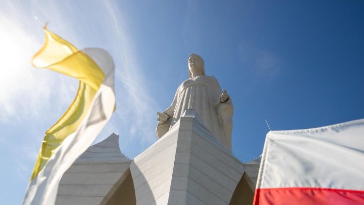 Pohled na mohutnou sochu Panny Marie („Pomnik Matki Boskiej“) vysokou 55,6 metru během jej&iacute;ho ofici&aacute;ln&iacute;ho odhalen&iacute; v obci Konotopie v severn&iacute; č&aacute;sti středn&iacute;ho Polska dne 15. srpna 2026. Tento kolos&aacute;ln&iacute; pam&aacute;tn&iacute;k, financovan&yacute; polsk&yacute;m průmysln&iacute;kem Romanem Karkosikem a jeho manželkou Gražinou, je považov&aacute;n za nejvyšš&iacute; sochu Panny Marie v Evropě. 