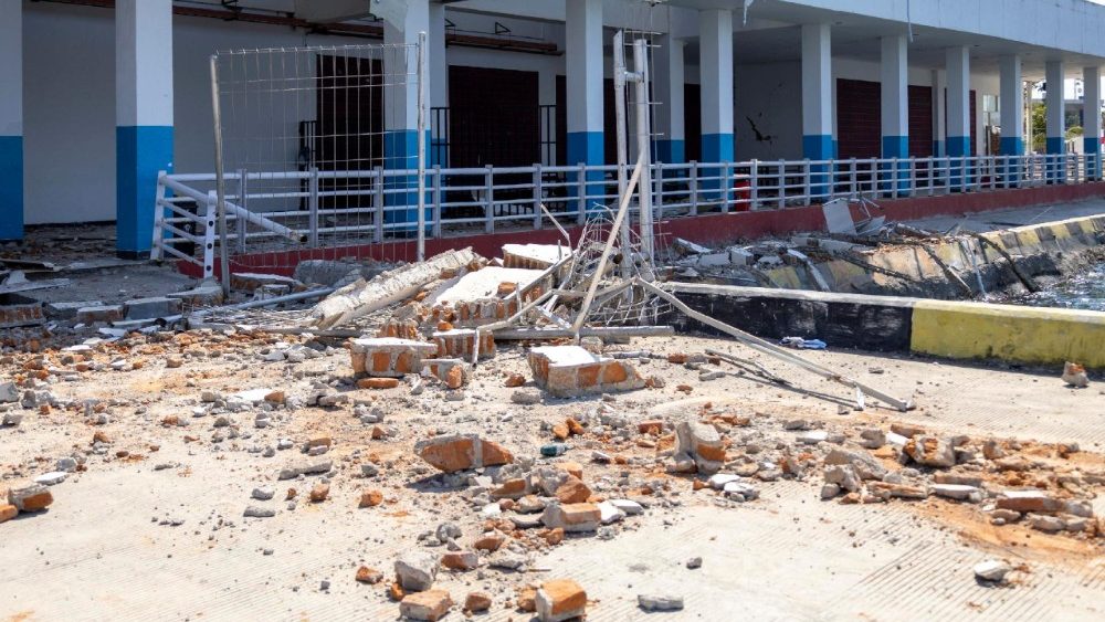 Um prédio danificado no Porto de Maumere após um terremoto de magnitude 7,7 em Maumere, província de Nusa Tenggara Oriental, Indonésia, em 16 de agosto de 2026. De acordo com a Agência Nacional de Busca e Resgate da Indonésia (BASARNAS), um terremoto de magnitude 7,7 atingiu a costa da província de Nusa Tenggara Oriental em 15 de agosto de 2026, matando pelo menos 51 pessoas. EPA/MADE NAGI