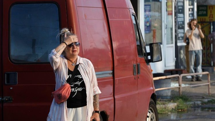 Uma moradora local reage perto do local de um ataque russo noturno a um mercado de livros em Kiev, Ucr&acirc;nia, em 16 de agosto de 2026, em meio &agrave; invas&atilde;o russa. Pelo menos tr&ecirc;s pessoas ficaram feridas ap&oacute;s um ataque com m&iacute;sseis bal&iacute;sticos russos em Kiev durante a noite, de acordo com o Servi&ccedil;o Estatal de Emerg&ecirc;ncia da Ucr&acirc;nia (SES). EPA/SERGEY DOLZHENKO