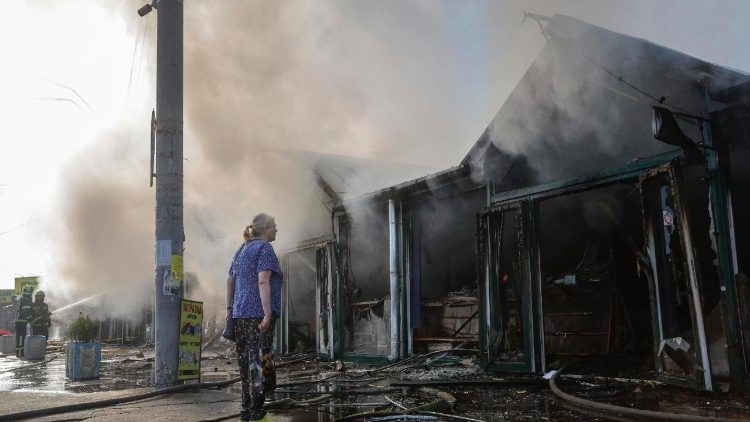 Moradores locais reagem no local de um ataque russo noturno a um mercado de livros em Kiev, Ucr&acirc;nia, em 16 de agosto de 2026, em meio &agrave; invas&atilde;o russa. Pelo menos tr&ecirc;s pessoas ficaram feridas ap&oacute;s um ataque com m&iacute;sseis bal&iacute;sticos russos em Kiev durante a noite, de acordo com o Servi&ccedil;o Estatal de Emerg&ecirc;ncia da Ucr&acirc;nia (SES). EPA/SERGEY DOLZHENKO