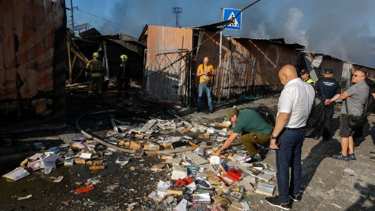 Moradores locais reagem no local de um ataque russo noturno a um mercado de livros em Kiev, Ucr&acirc;nia, em 16 de agosto de 2026, em meio &agrave; invas&atilde;o russa. Pelo menos tr&ecirc;s pessoas ficaram feridas ap&oacute;s um ataque com m&iacute;sseis bal&iacute;sticos russos em Kiev durante a noite, de acordo com o Servi&ccedil;o Estatal de Emerg&ecirc;ncia da Ucr&acirc;nia (SES). EPA/SERGEY DOLZHENKO