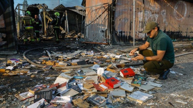 Moradores locais reagem no local de um ataque russo noturno a um mercado de livros em Kiev, Ucr&acirc;nia, em 16 de agosto de 2026, em meio &agrave; invas&atilde;o russa. Pelo menos tr&ecirc;s pessoas ficaram feridas ap&oacute;s um ataque com m&iacute;sseis bal&iacute;sticos russos em Kiev durante a noite, de acordo com o Servi&ccedil;o Estatal de Emerg&ecirc;ncia da Ucr&acirc;nia (SES). EPA/SERGEY DOLZHENKO
