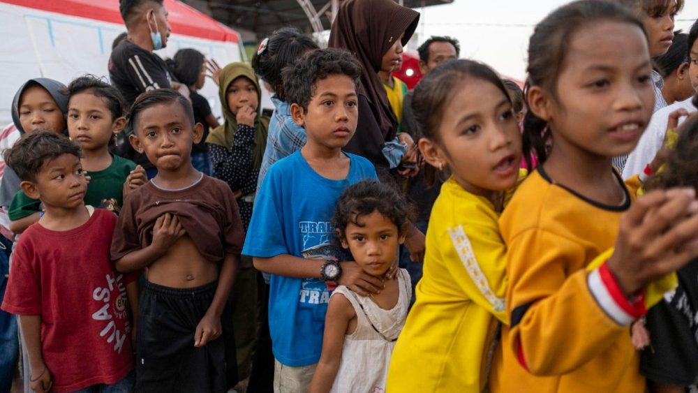 Evacuados afetados por um terremoto de magnitude 7,7 fazem fila para receber alimentos em um abrigo temporário em Maumere, província de Nusa Tenggara Oriental, Indonésia, em 16 de agosto de 2026. De acordo com a Agência Nacional de Busca e Resgate da Indonésia (BASARNAS), um terremoto de magnitude 7,7 atingiu a costa da província de Nusa Tenggara Oriental em 15 de agosto de 2026, matando pelo menos 51 pessoas. EPA/MADE NAGI