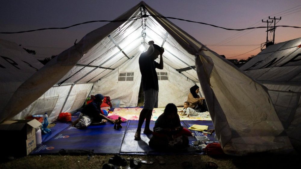 Evacuados afetados por um terremoto de magnitude 7,7 permanecem em abrigos temporários em Maumere, província de Nusa Tenggara Oriental, Indonésia, em 16 de agosto de 2026. De acordo com a Agência Nacional de Busca e Resgate da Indonésia (BASARNAS), um terremoto de magnitude 7,7 atingiu a costa da província de Nusa Tenggara Oriental em 15 de agosto de 2026, matando pelo menos 51 pessoas. EPA/MADE NAGI