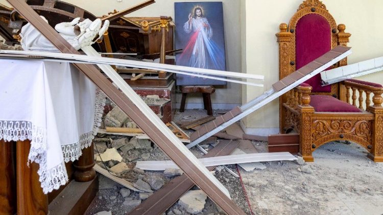  Danos no interior de uma igreja após o terremoto na região de Sikka, província de Nusa Tenggara Oriental, Indonésia, em 17 de agosto de 2026. EPA/MADE NAGI
