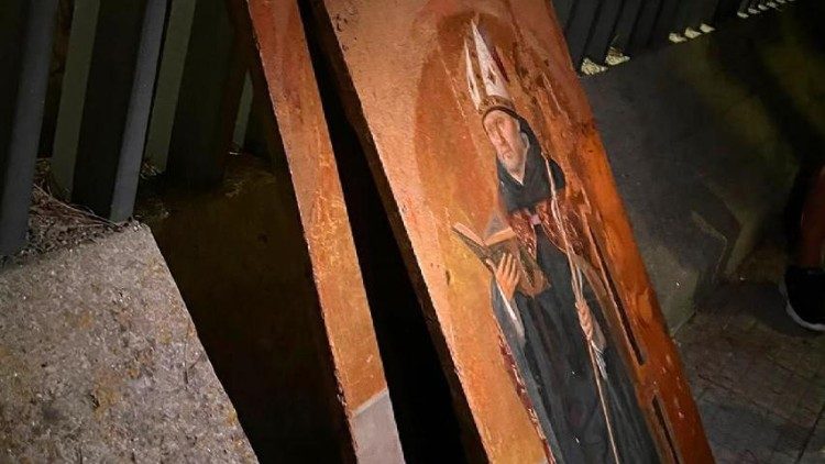 Due delle cinque tavole del Polittico abbandonate su un muretto subito dopo il furto delle opere di Antonello da Messina dal museo regionale Accascina di Messina (Ansa)